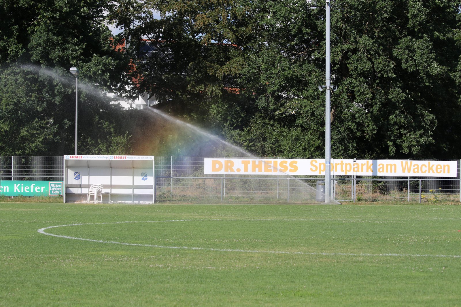 Regenbogen über dem Rasen im Sportpark Am Wacken
