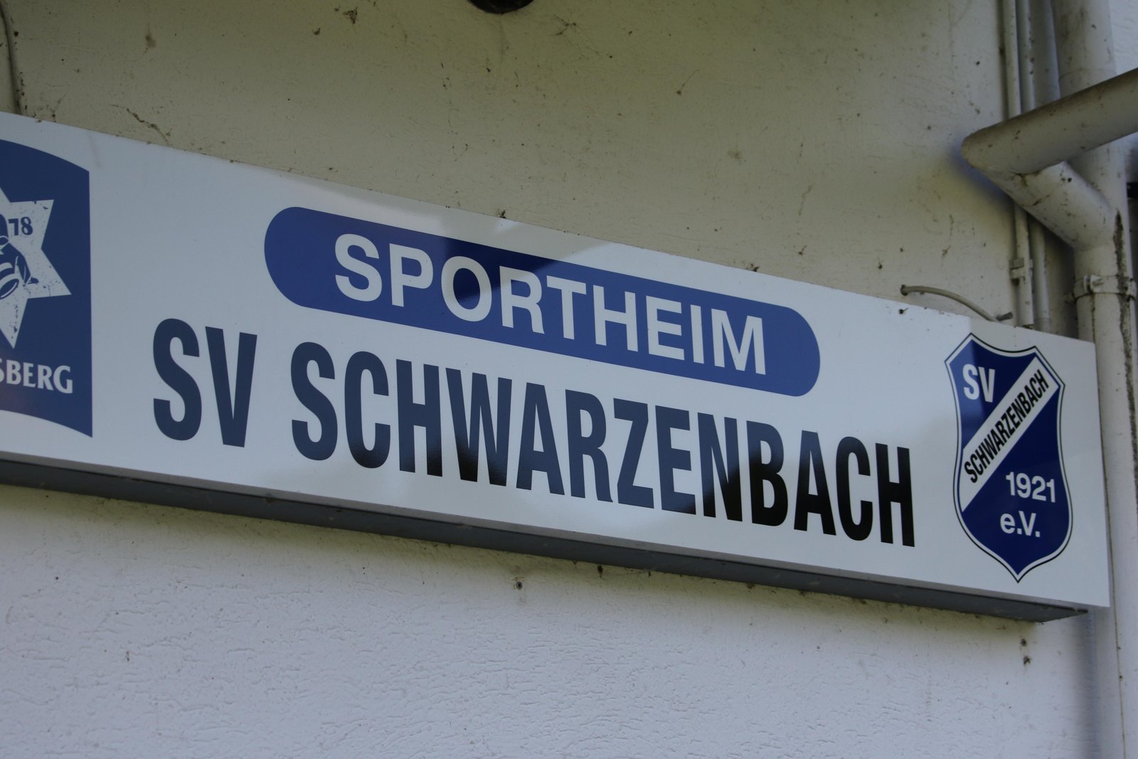 Schild am Sportheim des SV Schwarzenbach
