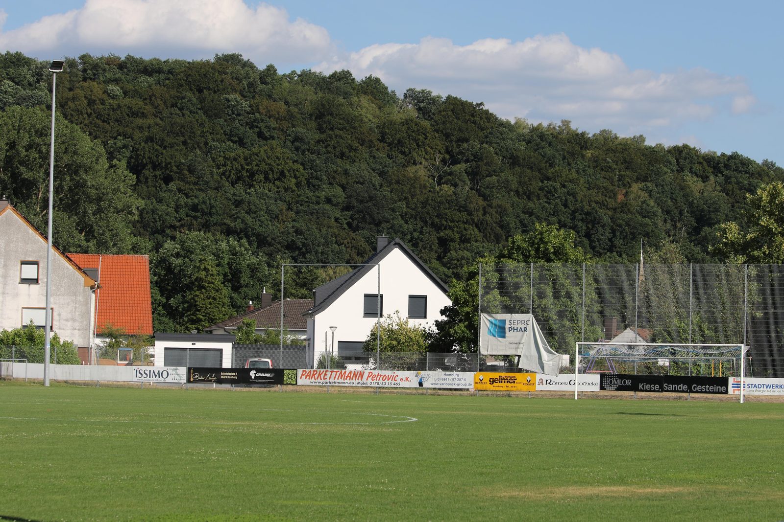 Tor und Rasenplatz vor dem Wald