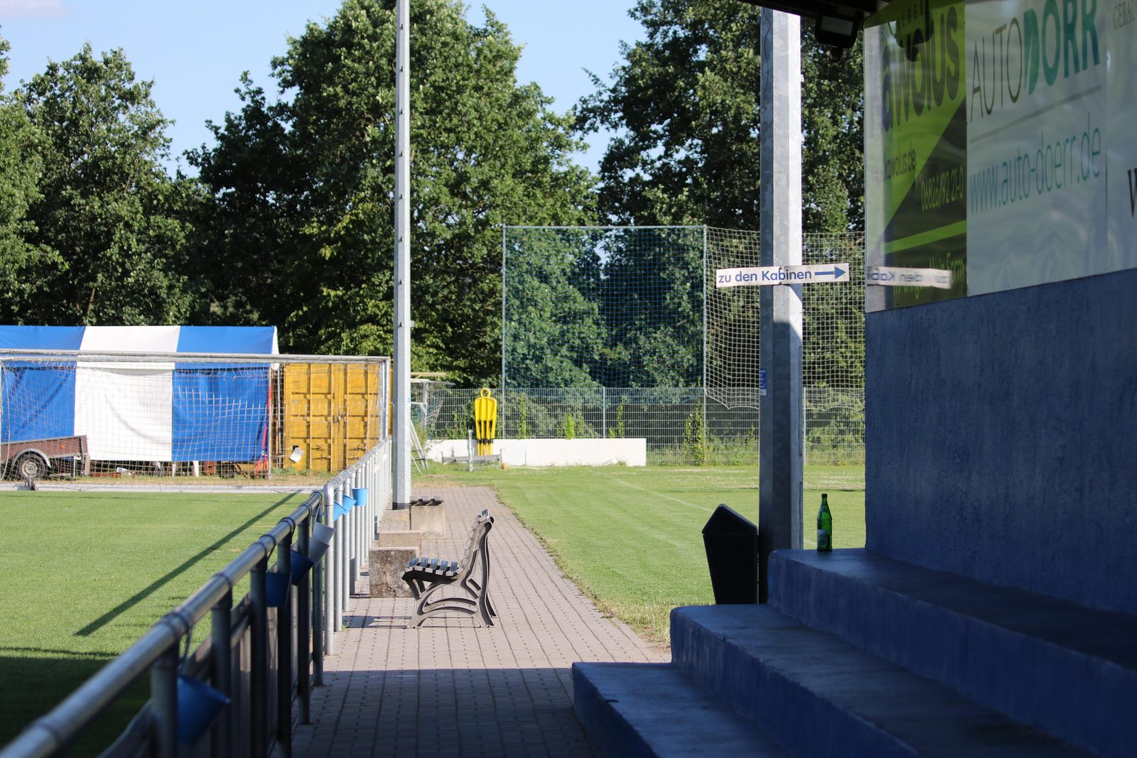 Blick von der blauen Tribüne auf den Platz