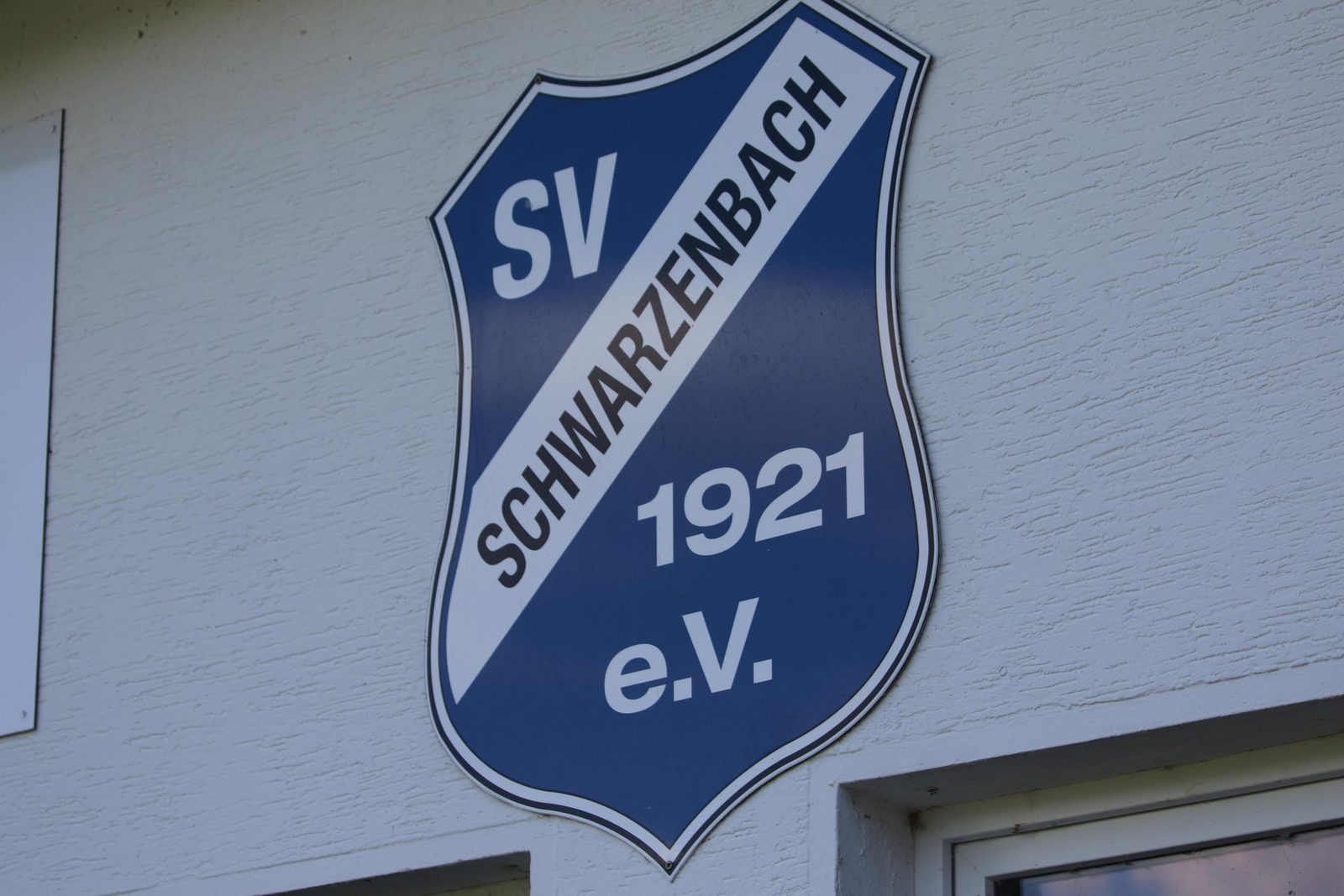 SVS-Wappen an der Hauswand des Sportheims