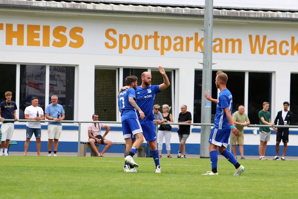 Jubel vor dem Vereinsheim im Sportpark am Wacken